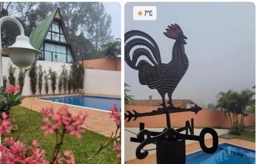 una foto de una estatua de pollo al lado de una casa en CHALÉ DO VALE - EXCLUSIVIDADE E CONFORTO!! en Atibaia