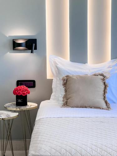 Letto o letti in una camera di Royalty Suites Psyrri