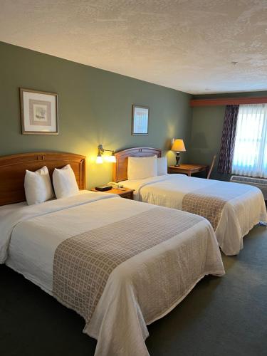 Un pat sau paturi într-o cameră la The Grand Hotel Nanaimo