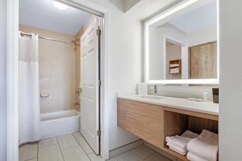 Kylpyhuone majoituspaikassa Staybridge Suites Gulf Shores, an IHG Hotel