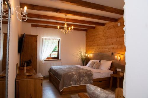 Ένα ή περισσότερα κρεβάτια σε δωμάτιο στο Boutique Villa Pearl of Plitvice, Plitvice Lakes