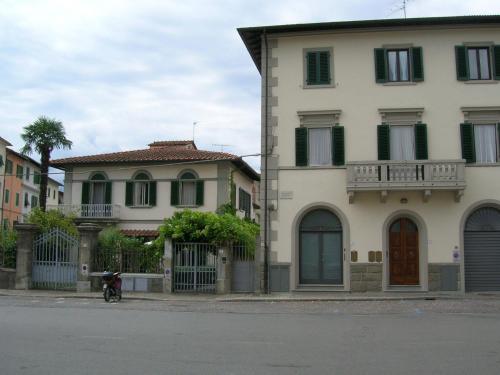 een huis met een motor die er voor geparkeerd staat bij Lo Studio in Terranuova Bracciolini