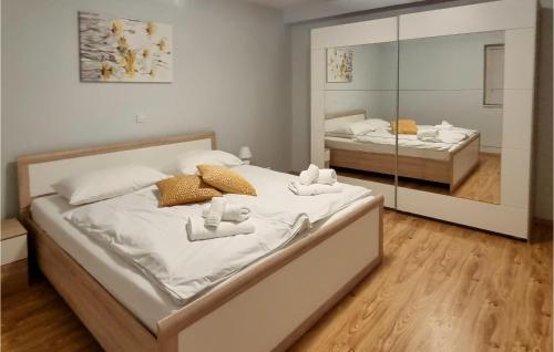 1 Schlafzimmer mit 2 Betten und einem großen Spiegel in der Unterkunft Lovely Home In Skabrnja With Kitchen in Škabrnje