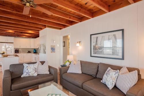 Posezení v ubytování A Little Nauti by Oak Island Accommodations