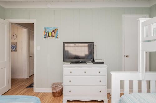 TV a/nebo společenská místnost v ubytování A Little Nauti by Oak Island Accommodations