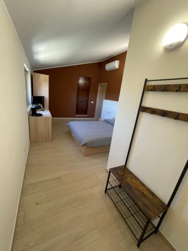 una camera con un letto e un dipinto sul muro di Crival club & more a Palagiano