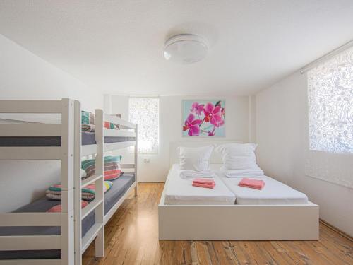 Двох'ярусне ліжко або двоярусні ліжка в номері Modern Apartment in Herbolzheim with Extensive Kitchen