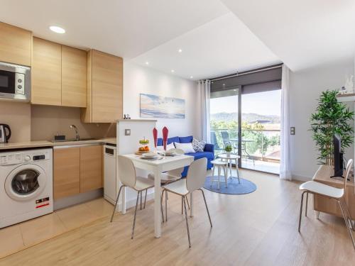 Kuchyňa alebo kuchynka v ubytovaní Belvilla by OYO Modern Apartment in Palamos
