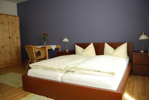 Letto o letti in una camera di Hotel Pension am Hauptbahnhof
