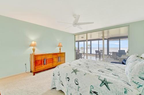 Un dormitorio con una cama y un ventilador de techo. en South Shore Sunset, en Burnt Store Marina