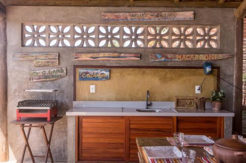 A kitchen or kitchenette at SURF HOUSE MORRO DO CHAPÉU "Pé na areia"