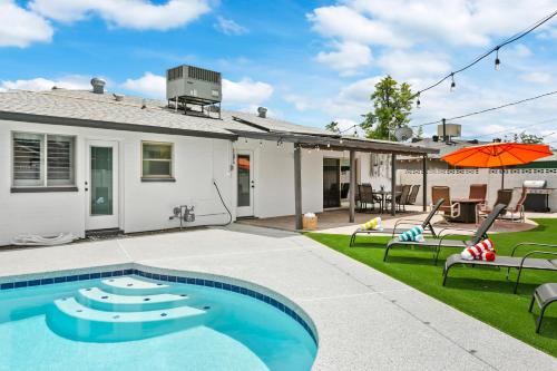 斯科茨代爾的住宿－Sunset House，一个带游泳池和房子的后院