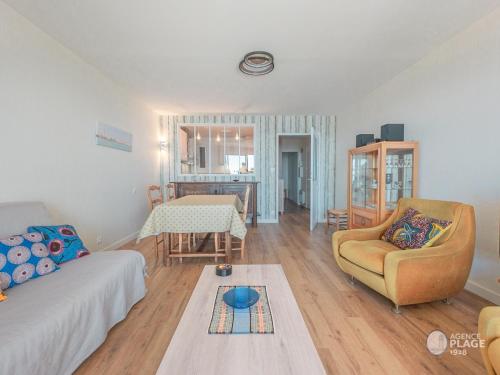 Ένα ή περισσότερα κρεβάτια σε δωμάτιο στο Appartement 66m² rénové, 1 chambre, vue mer, 4ème étage, fibre, 3 étoiles - FR-1-197-198