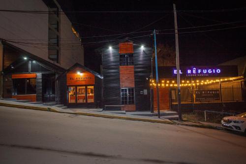 un edificio en una calle por la noche con luces en El Refugio Lodge Hostel en Ushuaia