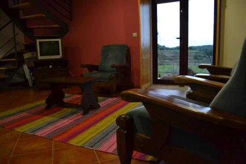 a living room with a chair and a table at Retiro da Lameira in Seia
