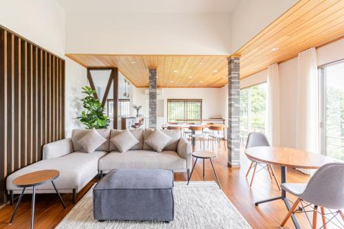 a living room with a couch and a table at Resort stay Bowen ~伊豆高原~ in Futo