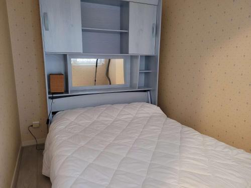 une chambre avec un lit blanc avec une fenêtre dans l'établissement Appartement 3ème étage face mer avec balcon, ascenseur et parking privatif - FR-1-672-1, à Merlimont