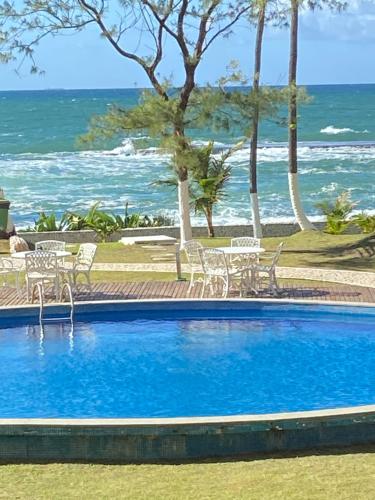 La alberca dentro o cerca de Paraíso PÉ NA AREIA no coração do Litoral Norte - FRENTE MAR - Loft projetado para que você tenha a melhor experiência em hospedagem - condomínio mais procurado da Estrada do Côco - Varanda com vista espetacular para o mar - lazer e TRANQUILIDADE