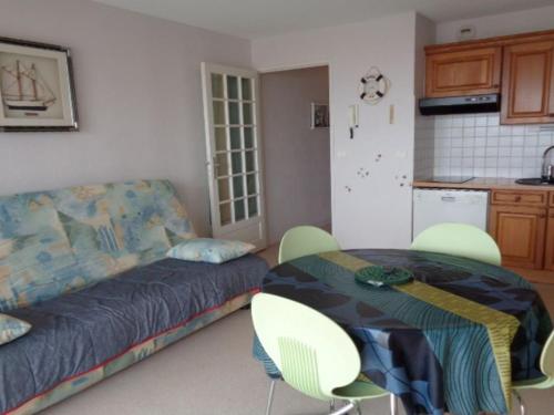 Il comprend un salon avec deux lits et une cuisine. dans l'établissement Appartement 3* face mer avec balcon, cuisine équipée, parking privé, proche club nautique - FR-1-672-3, à Merlimont