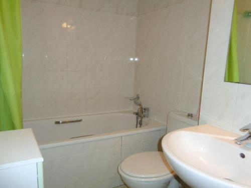 Kúpeľňa v ubytovaní Appartement 3* face mer avec balcon, cuisine équipée, parking privé, proche club nautique - FR-1-672-3
