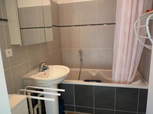 une salle de bain avec un lavabo et une baignoire dans l'établissement Appartement cosy avec balcon et vue sur lac à Merlimont - FR-1-672-8, à Merlimont