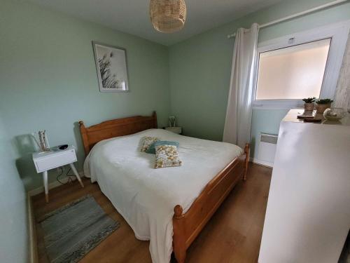 une chambre avec un lit et une fenêtre dans l'établissement Appartement cosy face mer avec balcon et parking privé - FR-1-672-13, à Merlimont