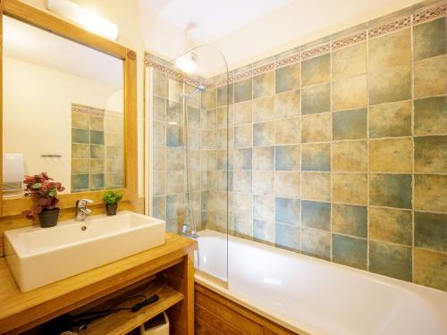 W łazience znajduje się umywalka, prysznic i wanna. w obiekcie Appartement 6 pers, balcon, piscine & sauna, parking sécurisé, Saint-Lary-Soulan - FR-1-296-421 w mieście Saint-Lary-Soulan