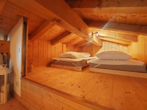 Habitación con 2 camas en una cabaña de madera en Appartement Samoëns, 2 pièces, 4 personnes - FR-1-624-112 en Samoëns