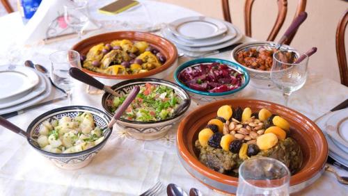einen Tisch mit vier Schüsseln Essen drauf in der Unterkunft Riad Benyara in Taroudant