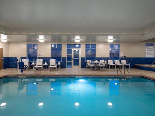 בריכת השחייה שנמצאת ב-Staybridge Suites - Sioux City Southeast, an IHG Hotel או באזור