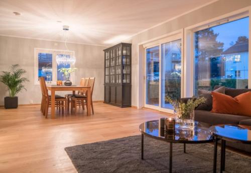 uma sala de estar com um sofá e uma mesa em Modern and spacious home in a quiet area em Trondheim