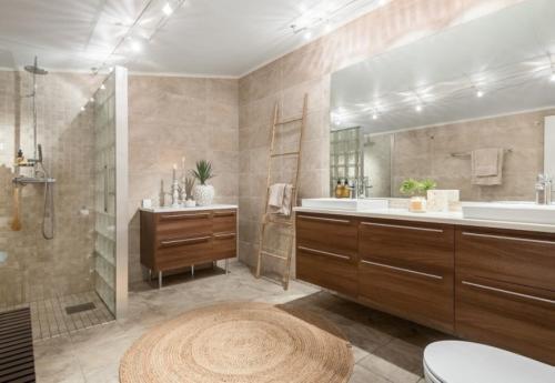 uma casa de banho com uma banheira, um chuveiro e um lavatório. em Modern and spacious home in a quiet area em Trondheim