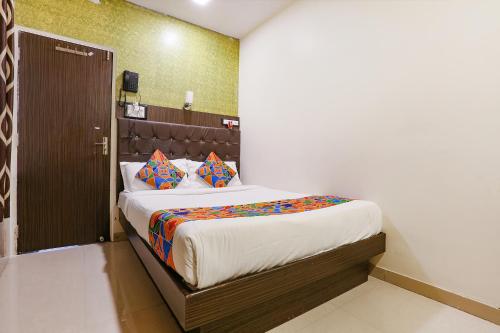 sypialnia z dużym łóżkiem w pokoju w obiekcie Hotel Aksa w Bombaju