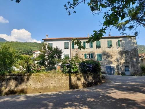 una casa sul ciglio di una strada di B&B Alle Ortensie Blu a Sesta Godano