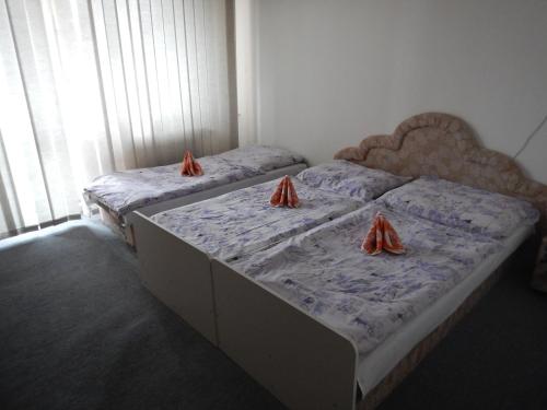 Posteľ alebo postele v izbe v ubytovaní Biznis centrum / ubytovna