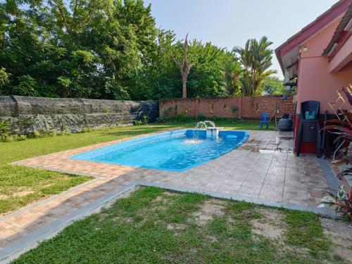 una piscina en el patio trasero de una casa en A'Famosa Villa 884, en Kampong Alor Gajah