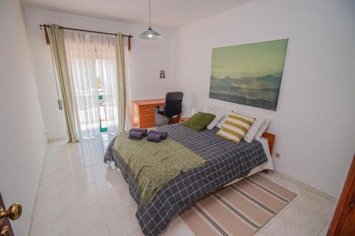 ファロにあるCharming Private Rooms in an Apartment A1 Penha - Faroのベッドルーム1室(ベッド1台、デスク付)