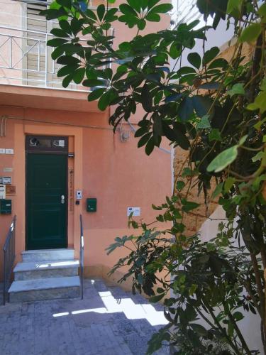 a door to a building with a green door at Casa Vacanze Vicolo San Pietro in Agrigento