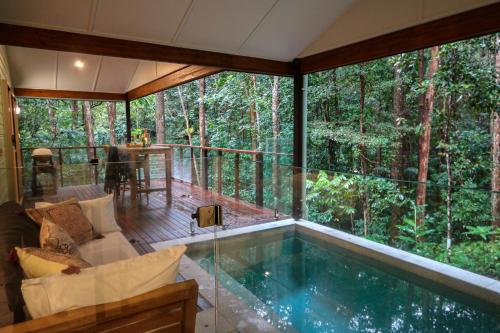 una casa con vasca immersione ad acqua fredda in vetro nella foresta di Narrows Escape Rainforest Retreat a Montville