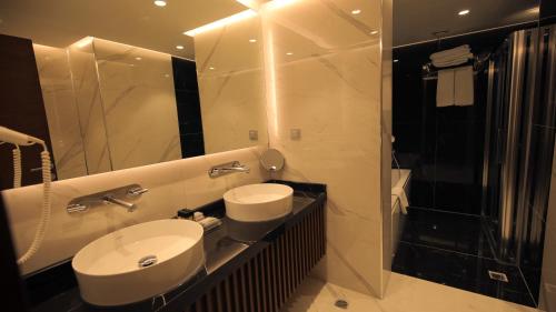 a bathroom with a sink and a toilet and a shower at Abant Kosk Oteli in Abant