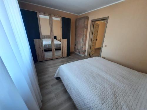 Llit o llits en una habitació de Dzintars apartment