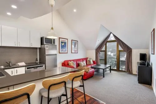 Lantern 1 Bedroom Ladder Loft with car space and Spectacular View picture