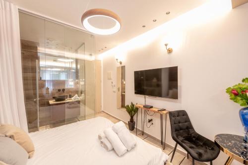 TV a/nebo společenská místnost v ubytování Colors Suites in Netanya