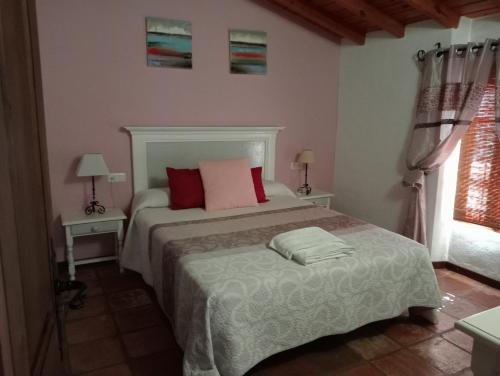 A bed or beds in a room at Casa Rural La Maquinilla