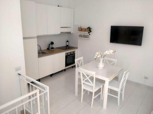 Η κουζίνα ή μικρή κουζίνα στο Villetta Soleil con Piscina e Campo da Tennis condominiale