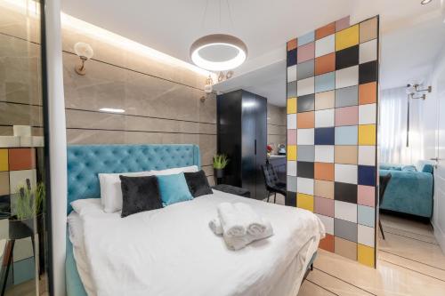 Colors Suites in Netanya 객실 침대