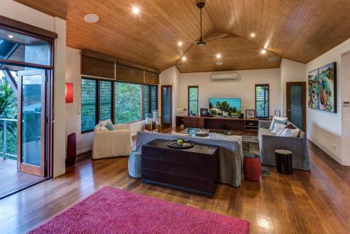 Χώρος καθιστικού στο Indulge in the Lap of Luxury, Iluka is Your Private Ocean-view Haven on Half an Acre with Infinity Pool and Two Golf Buggies