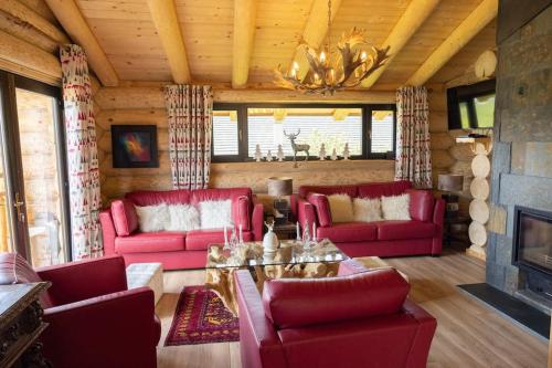 sala de estar con muebles de color rojo y chimenea en Les Flocons de Neige en Bolquere Pyrenees 2000