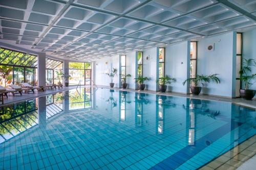 Bazén v ubytování Constantinou Bros Athena Beach Hotel nebo v jeho okolí