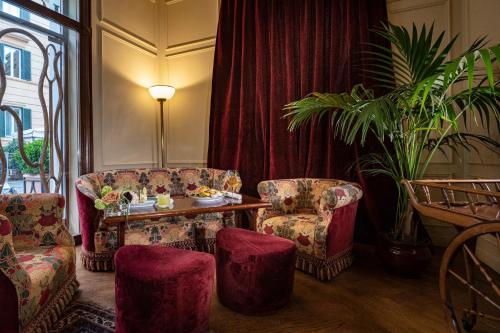 Ruang duduk di Hotel Locarno